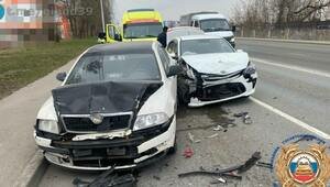 На Невского столкнулись 4 машины, пострадал пассажир одной из них