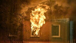 В Калининграде жителей улицы Пацаева ночью разбудил мощный столб огня в окне немецкого дома (видео)