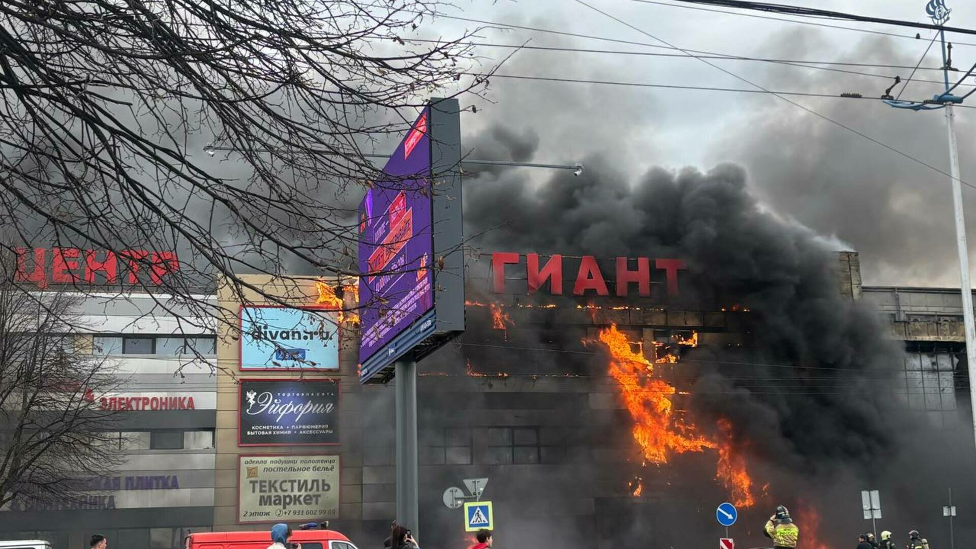 Ветер сдувает горящую обшивку на дорогу: что происходит в охваченном огнём ТЦ «Гиант» на Моспроспекте (фото, видео)