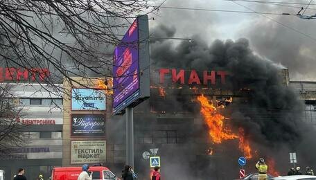 Ветер сдувает горящую обшивку на дорогу: что происходит в охваченном огнём ТЦ «Гиант» на Моспроспекте (фото, видео)