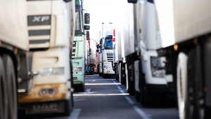 В Калининградской области до 23 апреля частично ограничили движение для грузовиков, а на трассах снизили скорость для всех