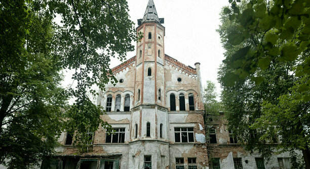 «Не хочу, чтобы нас воспринимали как варягов»: новый владелец Алленберга высказался об экскурсиях «через дырочку»