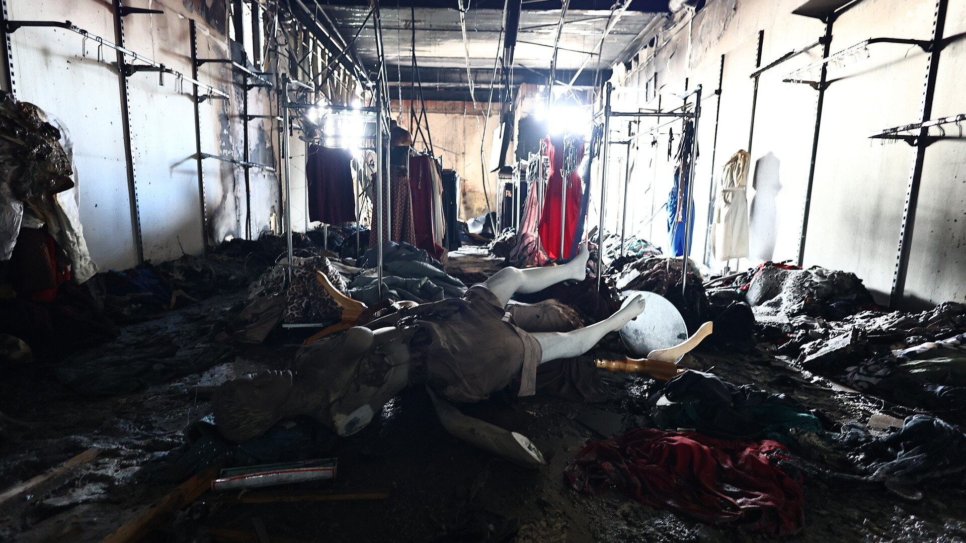 Оплавленные манекены, чёрные стены: как выглядит внутри обезображенный огнём «Гиант» (фоторепортаж) 