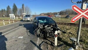 Под Балтийском легковушка врезалась в вагон пригородного поезда (фото)