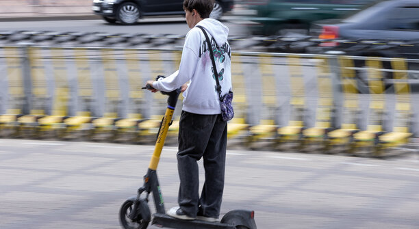 В Светлогорске хотят эвакуировать неправильно припаркованные самокаты и ограничат скорость на ряде улиц 