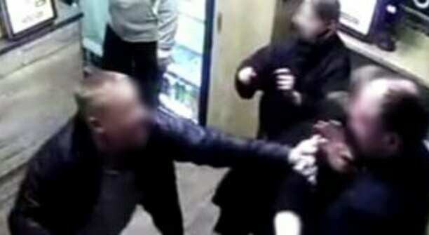 В Калининграде посетитель кафе фастфуда избил 15-летнюю девочку и её мать после вопроса о правилах готовки (видео) 