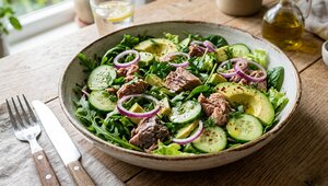 Полезный обед за 5 минут: рецепт сытного салата с тунцом и авокадо на скорую руку 