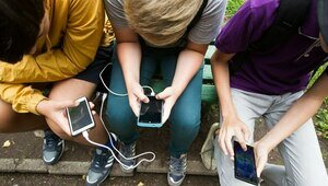 Несмотря на запрет, более половины австралийских подростков продолжают сидеть в соцсетях — исследование