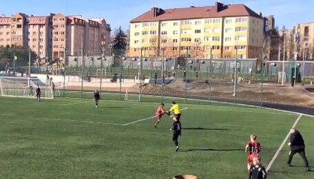 Футболист-подросток из Калининграда набросился на судью и пнул его шипованной бутсой на детском турнире (видео)