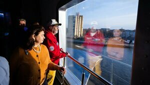 Евгений Гришковец побывал на открытии доски легендарным кораблям на набережной Музея Мирового океана в Калининграде (фото)