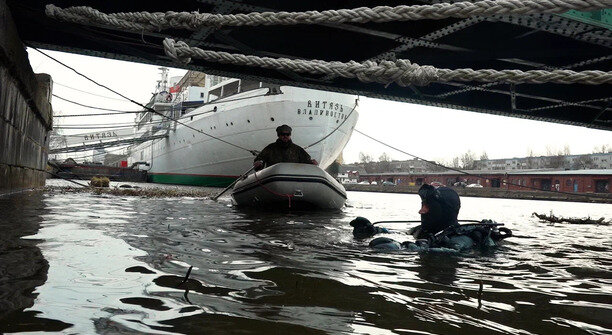 Водолазы начали обследовать старый мост через Преголю, который хотят сделать пешеходным: фоторепортаж