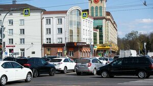 В центре Калининграда изменилась работа светофора: водители жалуются на пробки у «Пассажа» (фото)