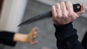 Во Владикавказе мужчина в маске ворвался в букмекерскую контору и ранил ножом сотрудницу