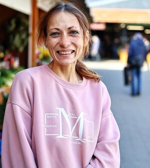 «Глаза светятся, помолодел»: продавщица, помогающая больному бездомному, благодарит читателей «Клопс»   