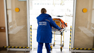 В Калининграде полный мусорный контейнер упал на рабочего во время разгрузки и ударил по голове его напарника  