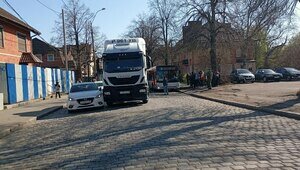 В Калининграде Вагоностроительную парализовала авария с участием фуры и легковушки (фото)