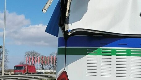 В Калининграде кран протаранил рейсовый автобус — очевидцы (фото)