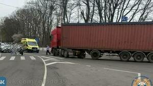 В Калининграде переходившую дорогу пенсионерку сбил грузовик (видео)