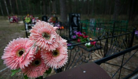 Похороны в России стали дороже: сколько теперь стоят гроб и рытьё могилы