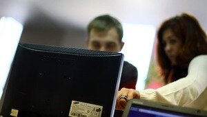 Россияне всё чаще узнают новости через соцсети и мессенджеры, а не по ТВ — исследование