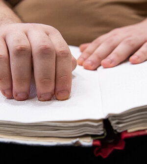 Открыть двери в мир заново: как в калининградской библиотеке учат незрячих верить в себя (фото)