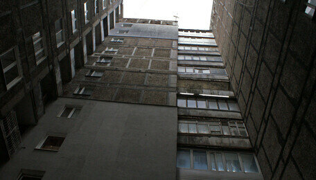 Жильцам десятиэтажки на Моспроспекте дали последний день на выезд, но десятки семей отказались покидать квартиры