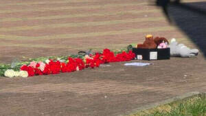 К зданию калининградской гимназии, где училась погибшая 14-летняя ученица, несут цветы и игрушки (фото)  