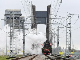 Фото дня: поезд Победы пустили по новому мосту в Калининграде