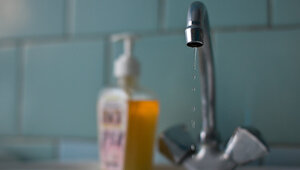 В Зеленоградске управляющая компания отказалась промывать водопровод из-за отсутствия времени и денег