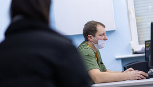 Путин поручил сократить бумажную работу для врачей и учителей