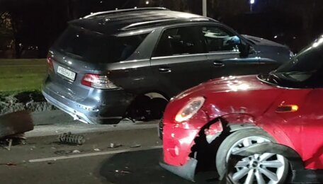 Оторвало колесо, выбросило на газон: на Московском проспекте — массовая авария (видео)