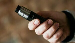 Под Калининградом 13-летние ученицы накинулись на школьного медика из-за вейпа и повредили ей руку  