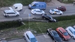 На Ломоносова автомобиль снёс бетонный столб и съехал в кювет