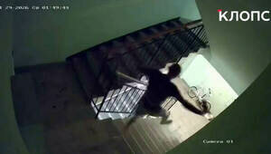 Калининградскую высотку третирует неадекват: он сутки издевался над подругой, а недавно залил подъезд кровью (видео)