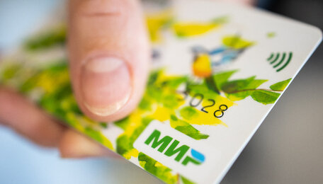 «Совсем не смешная ситуация»: калининградской пенсионерке приписали долг по налогам на 888 млн рублей и арестовали счета  