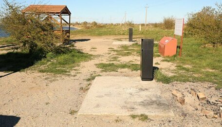 Вандалы разгромили зону отдыха на берегу Калининградского залива и унесли два мангала