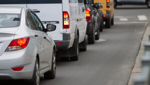 В конце Московского проспекта столкнулись два авто, на выезде из Калининграда собирается пробка (видео)