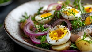 Сытный, дешёвый и невероятно вкусный салат: как за 5 минут сделать из селёдки кулинарный шедевр 