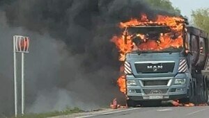 На трассе в Сокольниках загорелся грузовик: над дорогой поднялся чёрный дым (фото)