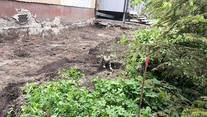 При реконструкции Галицкого у дома уничтожили отмостку, жильцы опасаются повреждения здания (видео)  