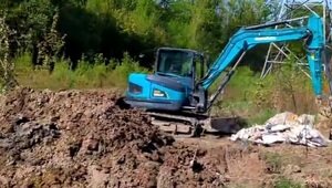 Под Калининградом мусор экскаватором закапывают в яму около посёлка Малое Васильково (видео) 