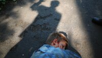 В Советске 18-летний парень пришёл в гости к знакомой и избил её сына-подростка