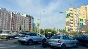 На Автомобильной легковушка сбила 26-летнюю девушку на мотоцикле (обновлено)
