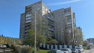 Калининградцы начали привозить питьевую воду жильцам дома на Московском, где накануне перерезали трубу
