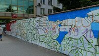 Прохожие останавливаются посмотреть: уличные художники взялись за стену напротив Северного вокзала (видео) 