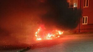 В Калининграде выставленная на продажу подержанная машина вспыхнула прямо перед потенциальным покупателем (видео)