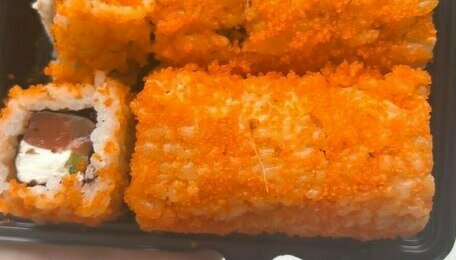 Калининградцы купили суши на ужин и обнаружили в них червя (фото)  