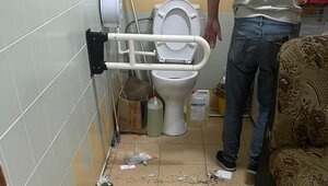 Старое кресло и тараканы: в ТЦ на Московском проспекте туалет для инвалидов превратили в грязную бытовку (фото)  
