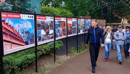 На площади Победы открылась уличная выставка, посвящённая красотам Калининградской области