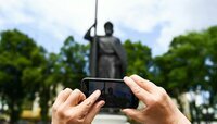 Платки, хор и новый князь на площади: как патриарх Кирилл освящал памятник Владимиру в Калининграде (фоторепортаж)